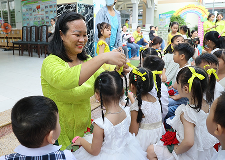 Trường học hạnh phúc là cho trẻ tình yêu thương bằng cái tâm và trách nhiệm