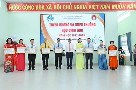 Gặt hái thành công sau một năm học nhiều khó khăn