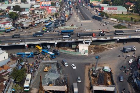 Thu dọn rào chắn thi công phục vụ Tết