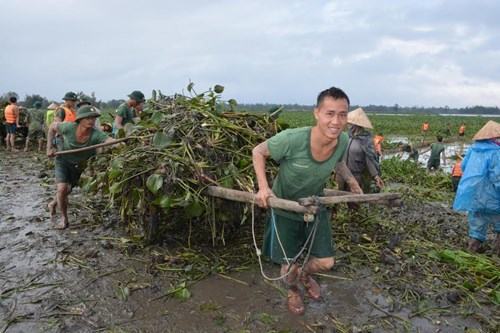 Cán bộ, chiến sĩ Sư đoàn 315 giúp dân khắc phục hậu quả sau lũ