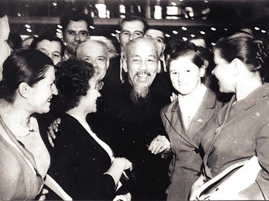 Những vần thơ thế giới ngợi ca về Bác Hồ