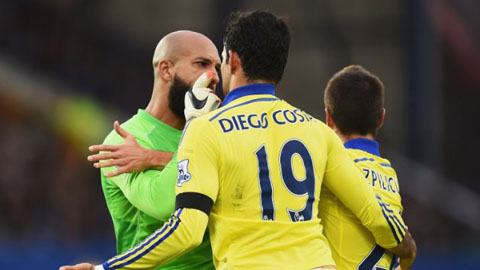 Sân nhà đã không còn là điểm tựa cho Pedro (áo trắng) và đồng đội