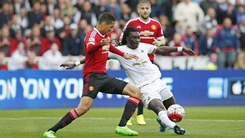 Smalling (trái) và đồng đội tại M.U sẽ không bỏ qua cơ hội gặp một Swansea đang sa sút để bỏ túi 3 điểm