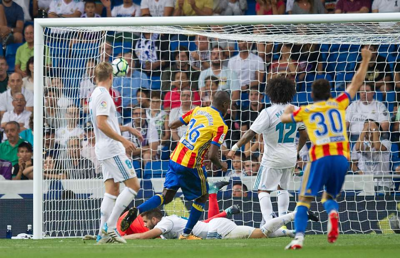 22h15 ngày 27/1, sân Mestalla, vòng 21 La Liga, Valencia – Real Madrid: “Đấm vào tử huyệt”