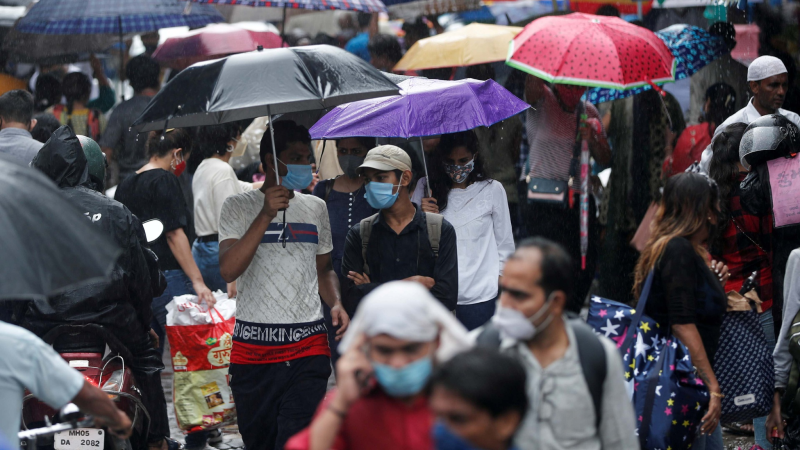 Người dân đi chợ tại thành phố Mumbai, Ấn Độ /// Reuters