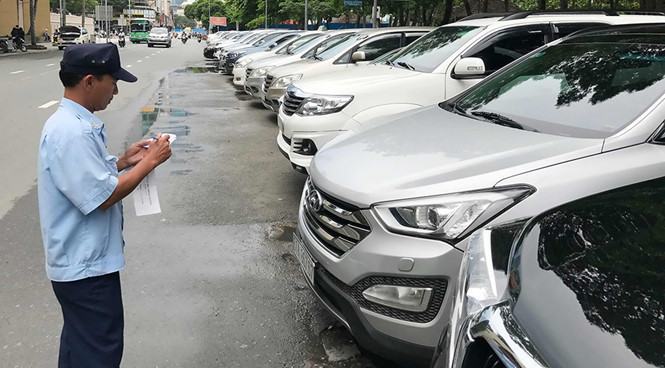 Phí đậu xe tối thiểu là 20.000 đồng/xe/giờ tại khu vực Q.10 và 25.000 đồng/xe/giờ tại khu vực Q.1, Q.5 /// An Huy