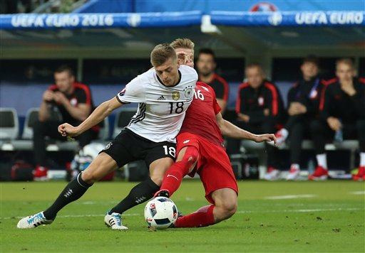 23h00 ngày 21/6, sân Công viên các Hoàng tử, Bắc Ailen – Đức: Giấu bài hay không có bài?