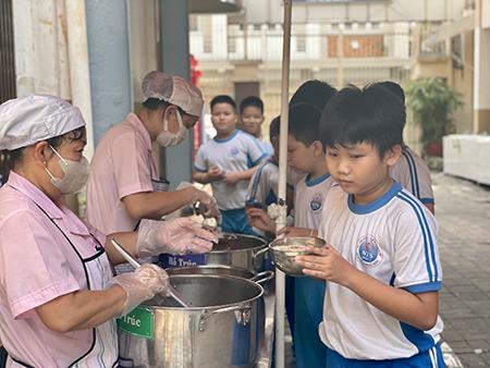 Tín hiệu tích cực từ chuẩn hóa bữa ăn học đường