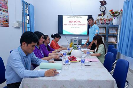 Trao quyền chọn sách giáo khoa cho nhà trường: Phát huy cao hơn vai trò của giáo viên