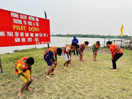 Dạy bơi vì một mùa hè an toàn với trẻ