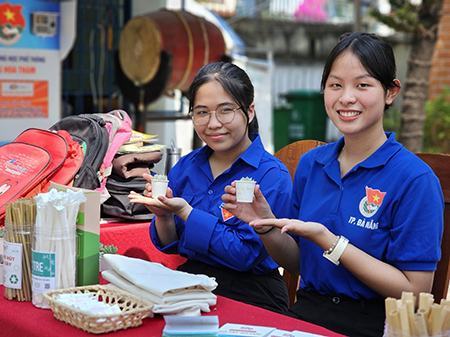 Đong đầy yêu thương trên hành trình đổi sách lấy cây