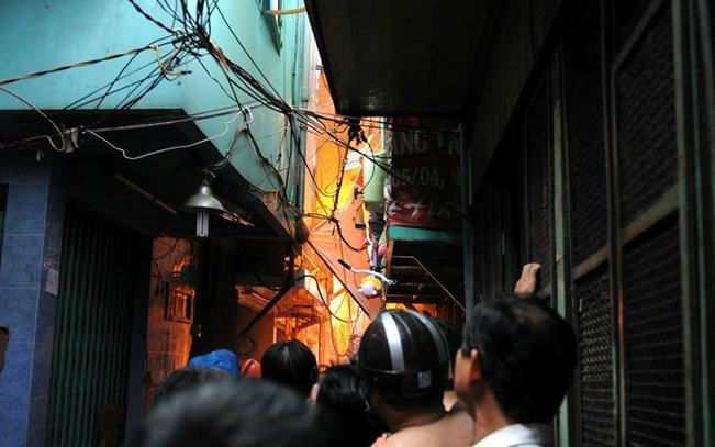 Cháy 13 căn nhà ở trung tâm Sài Gòn