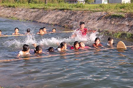 Mùa hè, dạy bơi miễn phí cho trẻ