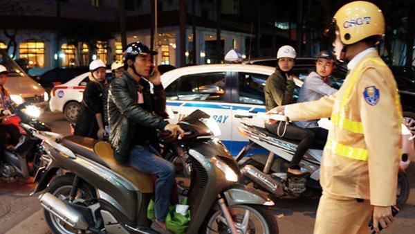 Sử dụng điện thoại khi đang chạy xe bị phạt 200.000 đồng