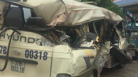 Xe khách thắng gấp, 7 hành khách bị thương