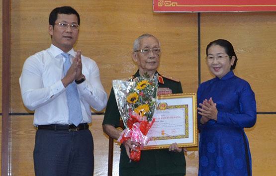 82 đảng viên được nhận Huy hiệu Đảng