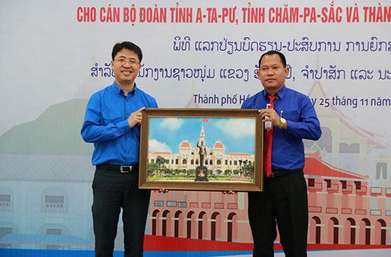 Đoàn Thanh niên Lào giao lưu với TP.HCM