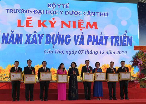Trường ĐH Y Dược Cần Thơ: Nhiều tập thể, cá nhân nhận Huân chương Lao động