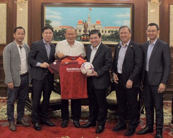 Chủ tịch TP.HCM tiếp huấn luyện viên Park Hang Seo