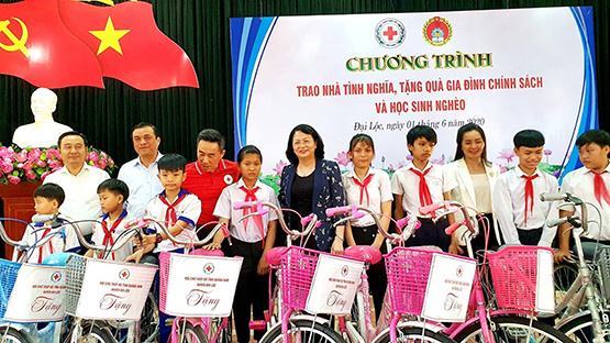 Phó Chủ tịch nước tặng quà cho HS nghèo