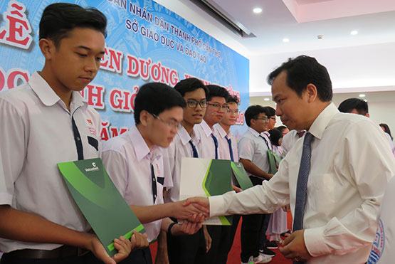 Cần Thơ: Tuyên dương, khen thưởng gần 1.500 HS xuất sắc, tiêu biểu