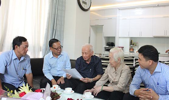 Thăm và tặng quà cán bộ làm công tác dân vận