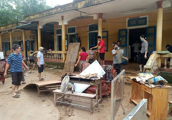 Lũ rút, trường học oằn mình đẩy bùn non