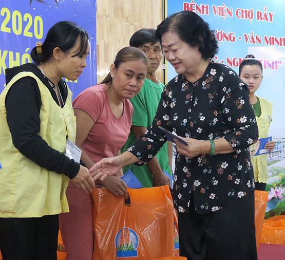 Trao quà Tết cho 500 bệnh nhân nghèo