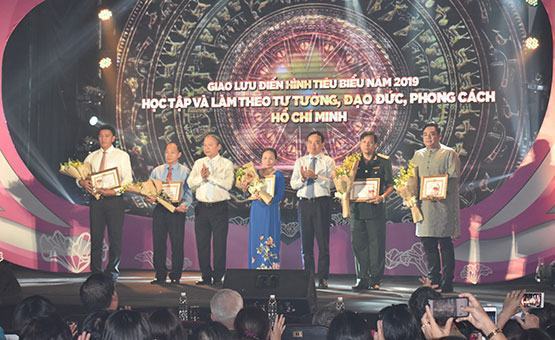 Giao lưu các điển hình học tập và làm theo Bác