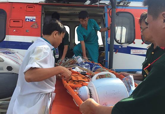 Trực thăng chuyển 2 ngư dân từ Trường Sa vào đất liền cấp cứu