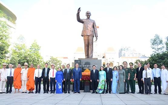 Đoàn lãnh đạo TP.HCM Dâng hoa tưởng nhớ Bác Hồ