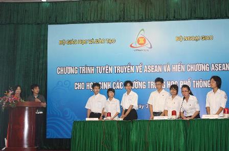 Học sinh trung học thi tìm hiểu về ASEAN