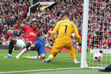 MU đại chiến Chelsea, Martial đừng nghĩ mình là Henry