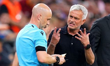 Cựu trọng tài Urs Meier kêu gọi UEFA cấm HLV Mourinho làm việc 1 năm