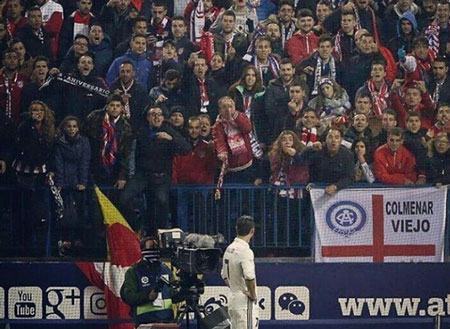 Mới bị đồn gia nhập Atletico, Ronaldo đã nhận về vô số “gạch đá”