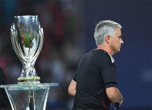 Mourinho tặng huy chương á quân Siêu Cup cho CĐV nhí