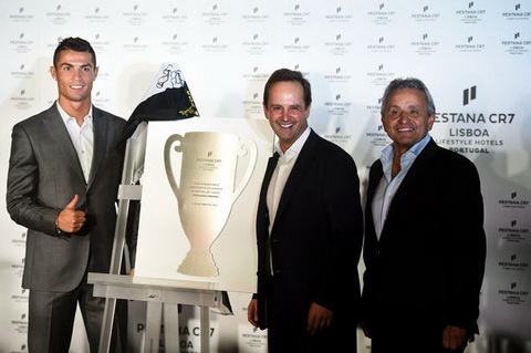 Cris Ronaldo: “Cuộc sống đâu chỉ có bóng đá”