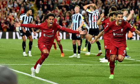 Ông chủ CLB Newcastle tức giận trọng tài bù giờ 5 phút thành 8 phút giúp Liverpool