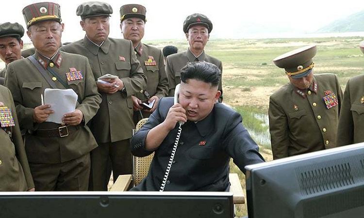 Chủ tịch Triều Tiên Kim Jong-un liên lạc với các sĩ quan cấp cao quân đội trong một chuyến thị sát hồi năm 2017. Ảnh: KCTV.