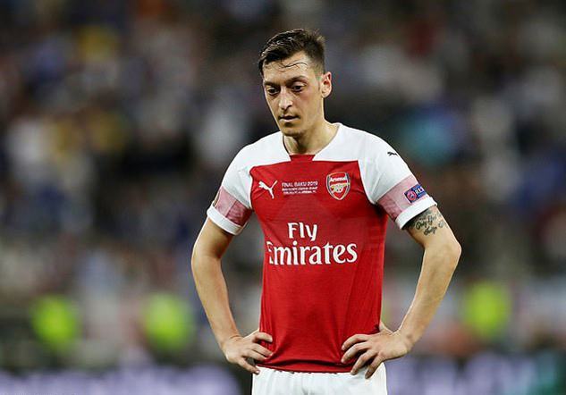 Arsenal bất lực tống khứ “ông kễnh” Ozil