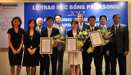 3 sinh viên xuất sắc Việt Nam nhận học bổng trị giá 80 ngàn USD/suất