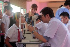 3 triệu trẻ em mắc tật khúc xạ