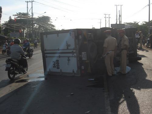 3 xe đâm nhau, xe tải lật ngang, xe hơi nát đầu