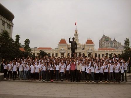 162 thanh thiếu niên kiều bào dâng hoa lên Tượng đài Chủ tịch Hồ Chí Minh