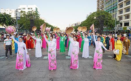 Tràn ngập sắc màu áo dài trên phố Nguyễn Huệ