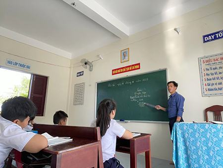 Tình thầy trên sóng Trường Sa