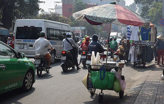 Dẹp lấn chiếm lòng lề đường