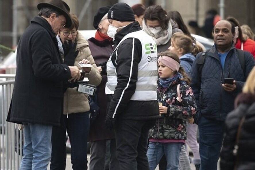 Áo thuê “thợ săn” tìm và xử phạt người không tiêm phòng COVID-19