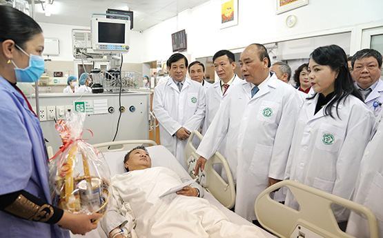 Đội ngũ y, bác sĩ: Những anh hùng thầm lặng làm nhiệm vụ cao cả