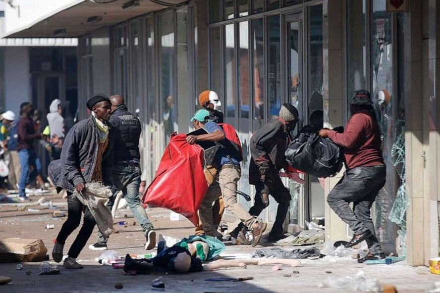 Bạo loạn ở Nam Phi khiến 72 người chết, hơn 1.200 người bị bắt